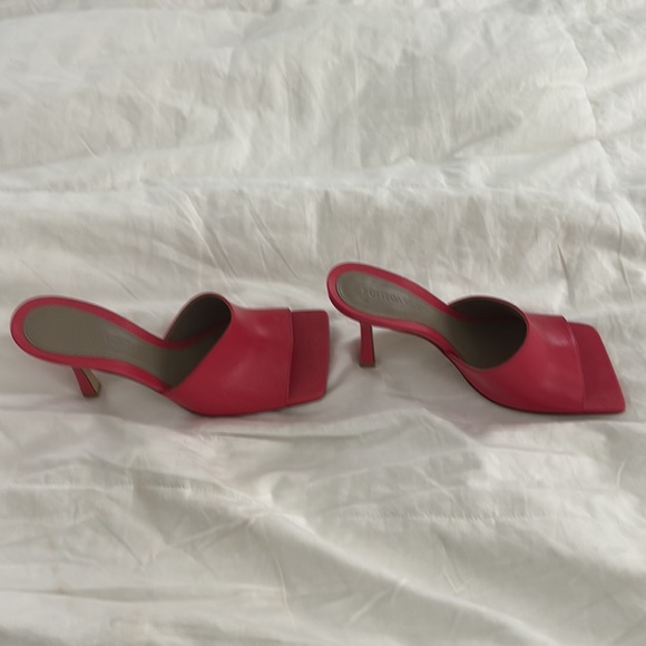Bottega Veneta pink slides - Picture 2 of 3